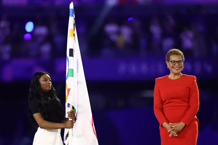 Simone Biles Carries the Olympic Flag During Paris Closing Ceremony as Olympics Transition to Los Angeles ...Full Details Bellow