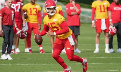 Chiefs QB Patrick Mahomes Pulls Off Flashy Behind the Back Pass: Tracker