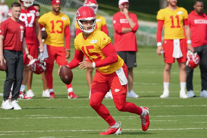 Chiefs QB Patrick Mahomes Pulls Off Flashy Behind the Back Pass: Tracker