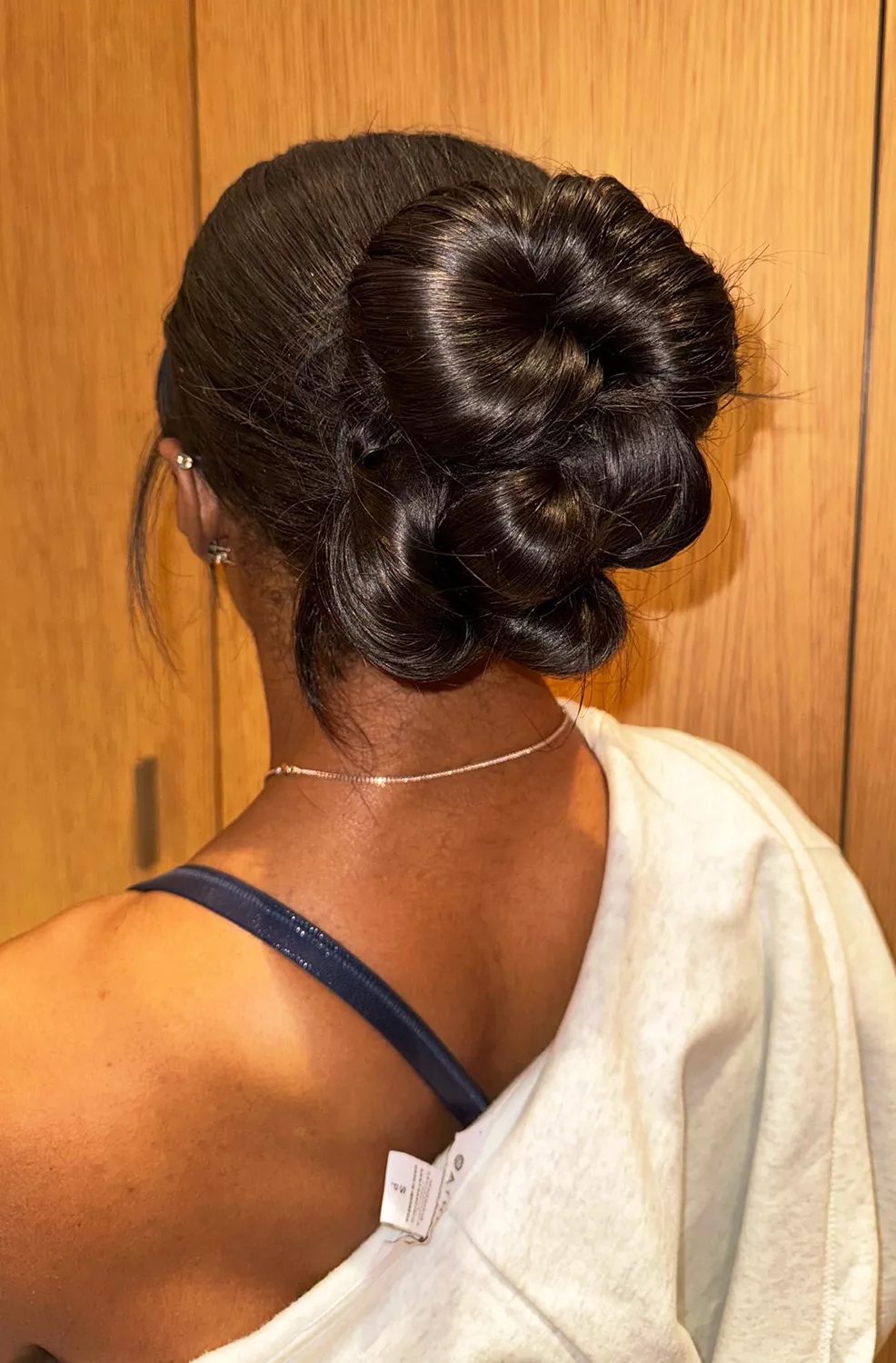 Simone Biles Shows Off Chic Updo Hairstyle Before Heading to Hermès for a Post-Olympics Birkin Shopping Trip....Full Story in Comment!!!!