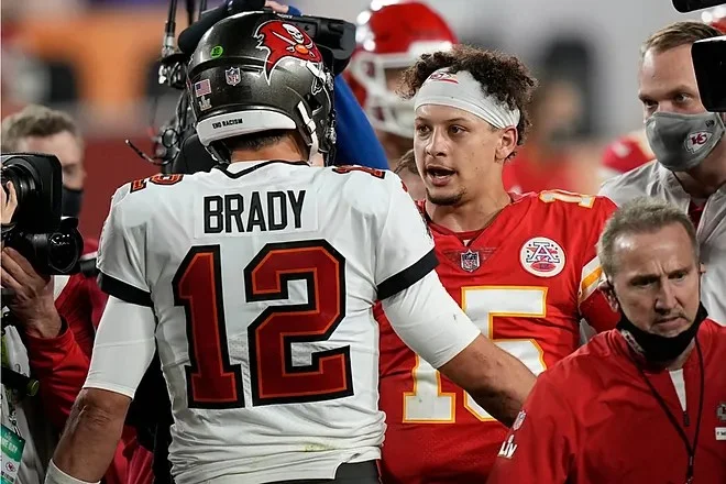 Chiefs QB Patrick Mahomes Pulls Off Flashy Behind the Back Pass: Tracker