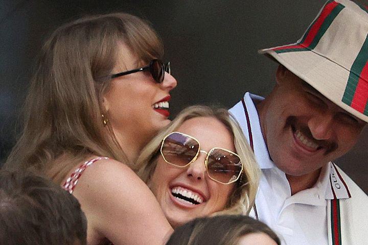 Taylor Swift Just Publicly Embraced Trump Supporter Brittany Mahomes At The US Open, And This Is Why It’s Kind Of A Big Deal