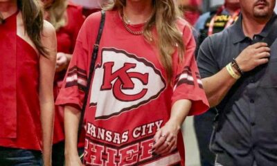 Taylor Swift arrives to Arrowhead Stadium looking completely unbothered.