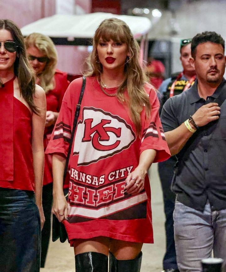 Taylor Swift arrives to Arrowhead Stadium looking completely unbothered.