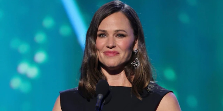 Jennifer Garner gives a tour of the LA farm home she built 'from scratch' .... Click here  for More Story 