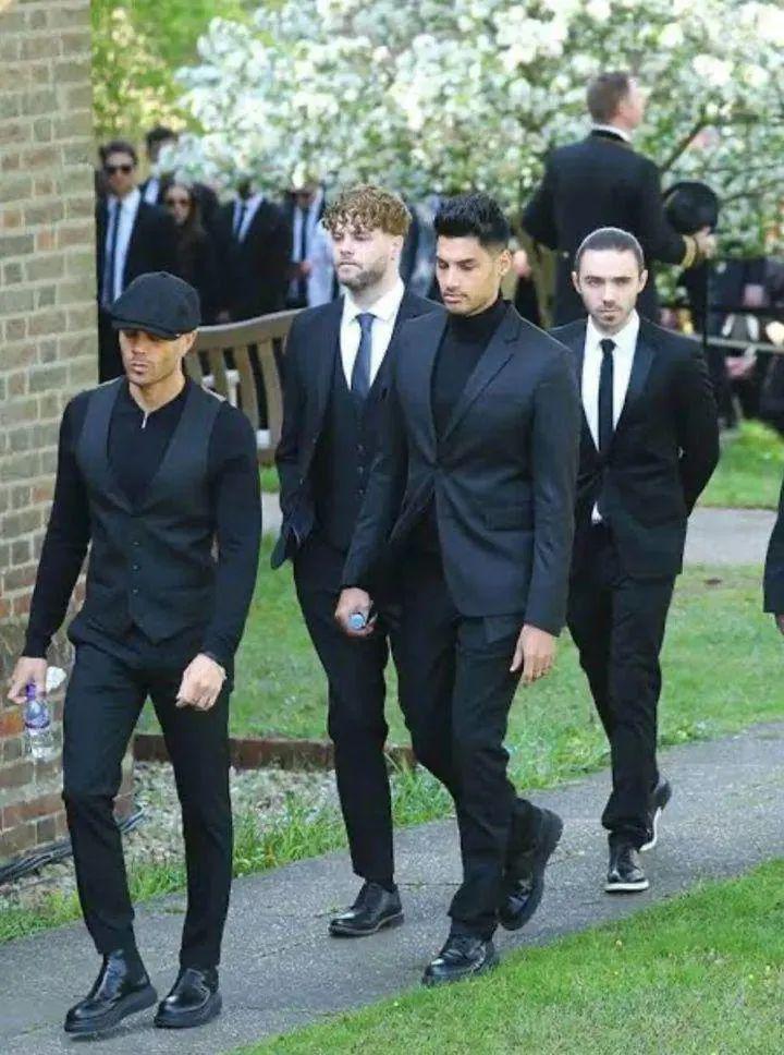 liampayne en el funeral de Tom Parker, ex integrante de la boyband The Wanted, donde él dijo que vio a los integrantes del grupo cargar el ataúd de su compañero. Ahora le tocará lo mismo a 1D.  