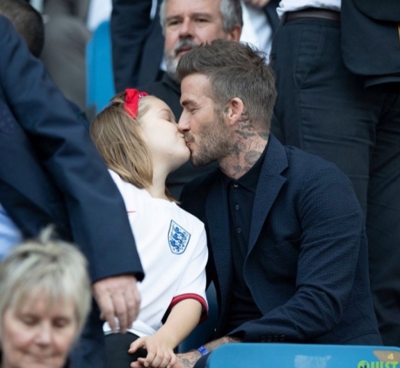 David Beckham’s daughter Becks recently had an extremely unpleasant attitude when her father kissed her on the lips and had many excessive actions. She also shared “My father really likes…see more”