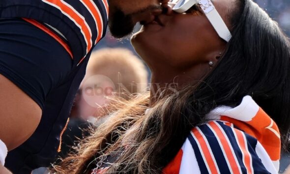 Jonathan Owens honors Simone Biles with gymnast's celebration after big play