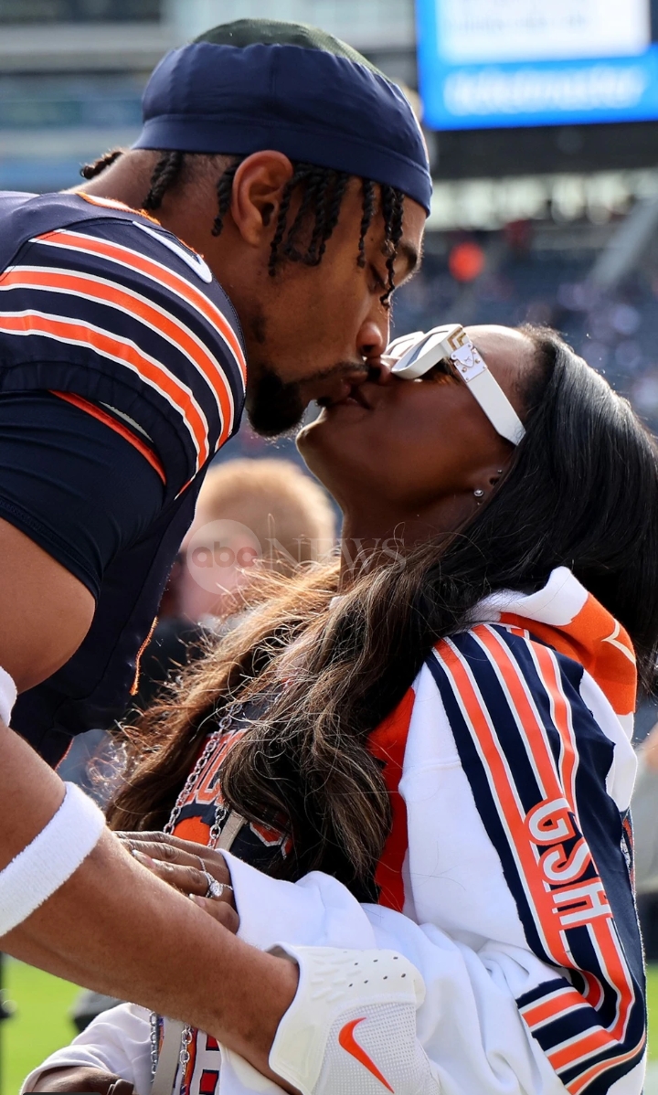 Jonathan Owens honors Simone Biles with gymnast's celebration after big play