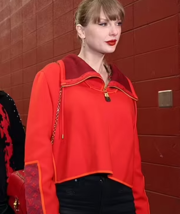 Taylor Swift winks at photographers as she arrives to watch Chiefs and boyfriend Travis Kelce