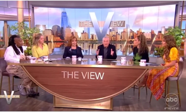 BREAKING NEWS: Robert De Niro Calls Elon Musk a “Scumbag” on The View, Musk’s Response Stuns the Entire Studio.